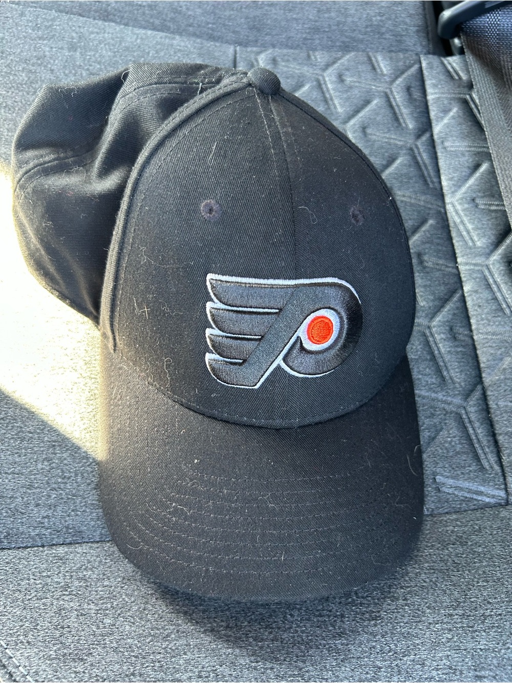 Philadelphia Flyers Black Embroidered Logo Cap
